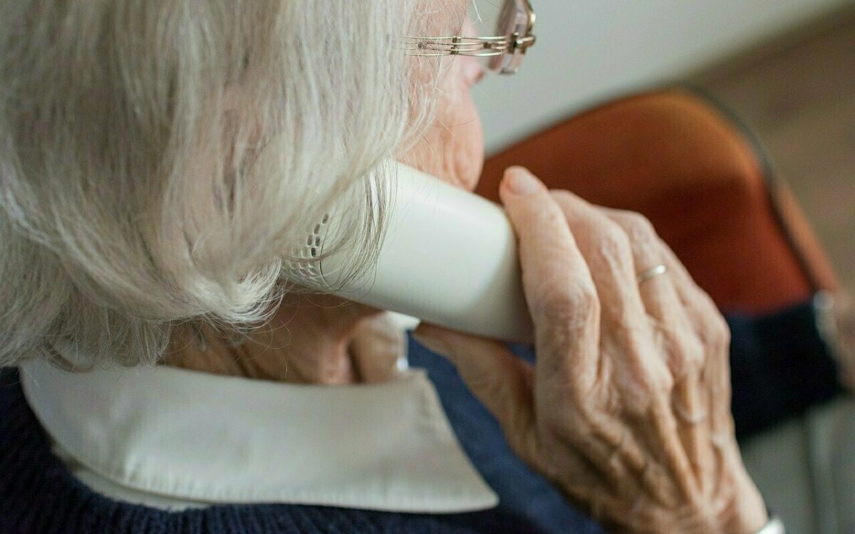 Eine alte Frau mit einem Telefon in der Hand Eine alte Frau mit einem Telefon in der Hand